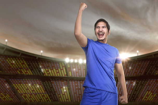 Asijské fotbalista slaví vítězství na hřišti - Fotografie, Obrázek