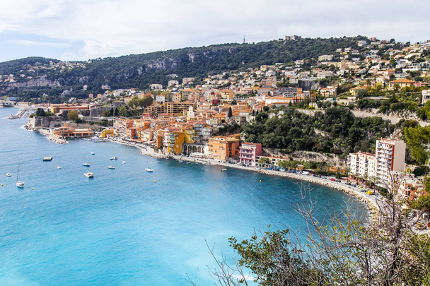 Villefranche-sur-Mer, FRANCE, on March 6, 2018. A view of a picturesque bay and beautiful buildings on the embankment of a bay - Fotoğraf, Görsel