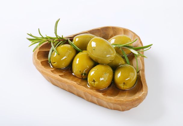 ciotola di olive verdi con rosmarino
 - Foto, immagini