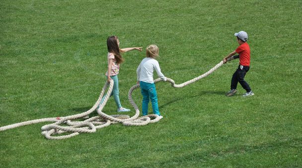 Peuters spelen met een touw - Foto, afbeelding