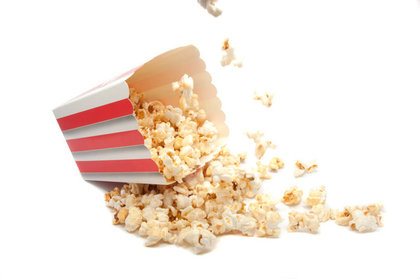 Popcorn est la nourriture pour le cinéma en boîte de couleur sur le blanc
 - Photo, image