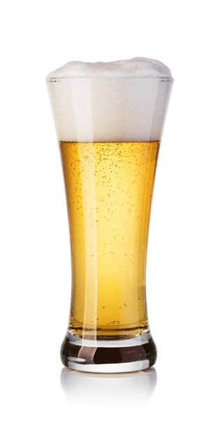 Vaso de cerveza aislado sobre fondo blanco - Foto, Imagen