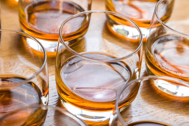Gläser mit Whisky auf dem Tisch - Foto, Bild