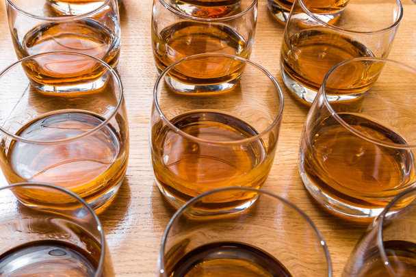 Los vasos están llenos de whisky en la mesa.
 - Foto, imagen