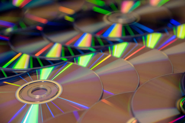 Muchos discos compactos musicales con un espectro de colores de arco iris como
  - Foto, Imagen
