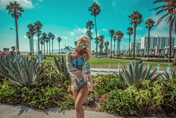 California girl posing at the beach. Blonde hair chick - Foto, Bild