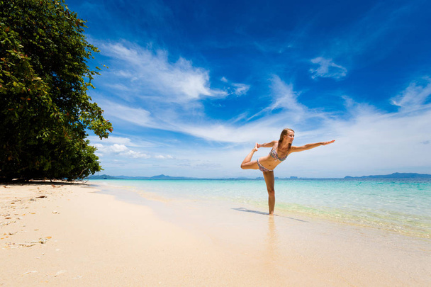 Yoga op tropische Thaise strand - Foto, afbeelding