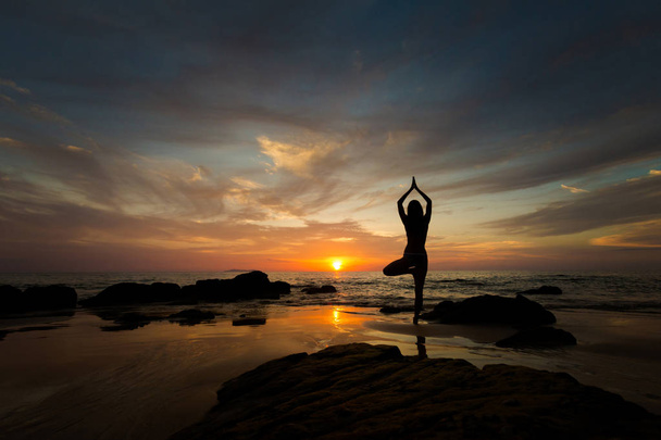 Thai Sonnenuntergang Yoga auf Kradan - Foto, Bild