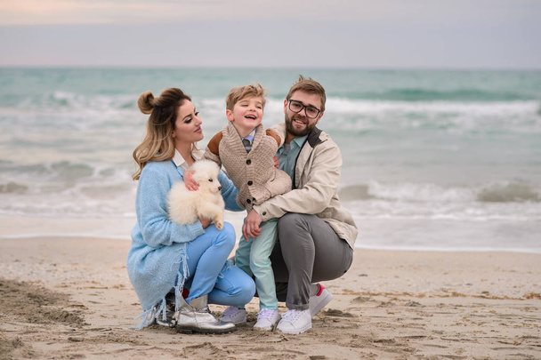 Familia feliz en una playa
. - Foto, imagen
