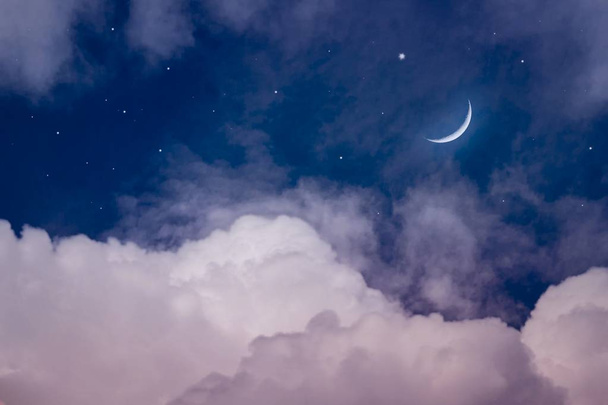 Il cielo di notte con le stelle. Luna nuova. Sfondo del Ramadan. Tempo di preghiera. Sfondo naturale drammatico. Notte araba
    - Foto, immagini