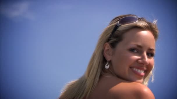 Beautiful young blonde girl having fun in speedboat in summer - Filmmaterial, Video