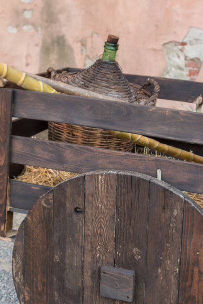 Džbán víno proutí na starověké dřevěný vozík - Fotografie, Obrázek