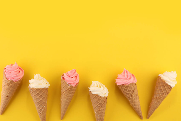 Vanilla frozen yogurt or soft ice cream in waffle cone. - Foto, Bild