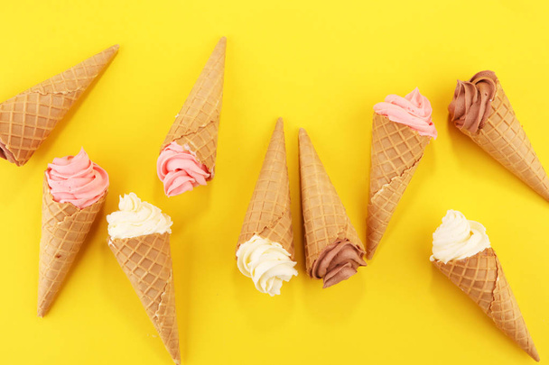 Vanilja jäädytetty jogurtti tai pehmeä jäätelö vohveli kartio
. - Valokuva, kuva