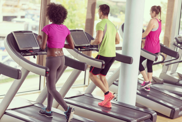 people exercisinng a cardio on treadmill - Foto, afbeelding