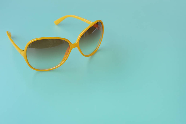 Gafas de sol modernas de moda para fondo
 - Foto, imagen