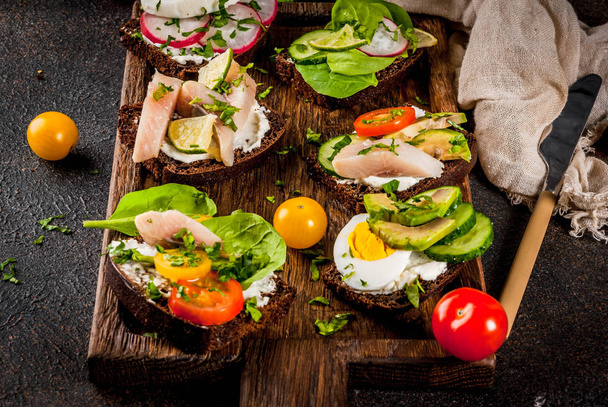 Verschillende Deense open sandwiches Smorrebrod  - Foto, afbeelding