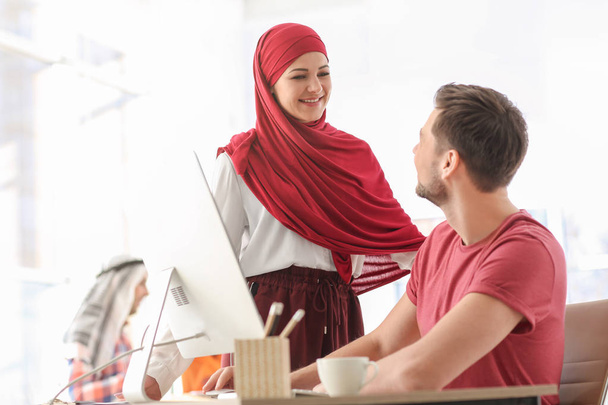 Muslim businesswoman with coworker - Photo, Image