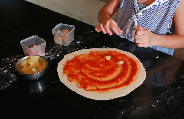 Close up Little child girl making pizza - Foto, imagen