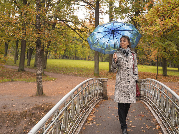 Woman with umbrella in the Park - Foto, imagen