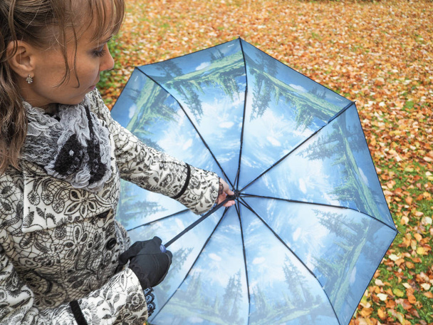 Woman with umbrella in the Park - Foto, Bild