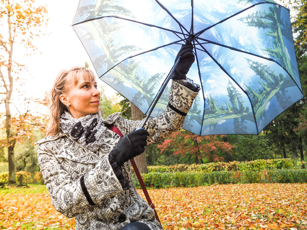 Frau mit Regenschirm im Park - Foto, Bild