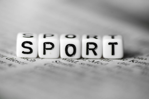 Αθλητισμός λέξη σχηματίζεται από μπλοκ ξύλο αλφάβητο σε εφημερίδα - Φωτογραφία, εικόνα