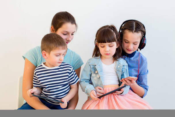 kids using different gadgets - Fotografie, Obrázek