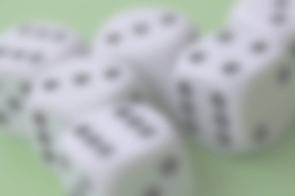 Rozmazané pozadí obrázek kostky hry s kostkami cup na zelené tabulky kasino konceptu - Fotografie, Obrázek