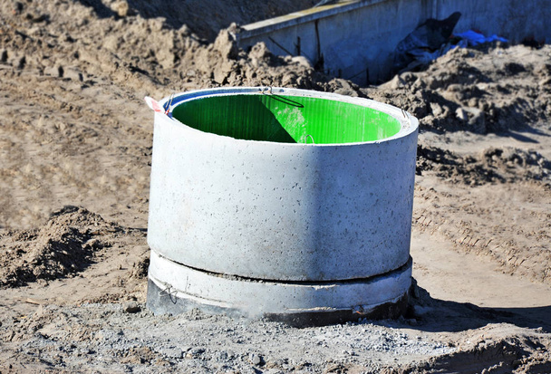 Poço de círculo de concreto
 - Foto, Imagem
