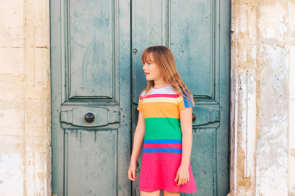 カラフルな夏のドレスを着て adorablr preteen 子供女の子の屋外のポートレート - 写真・画像