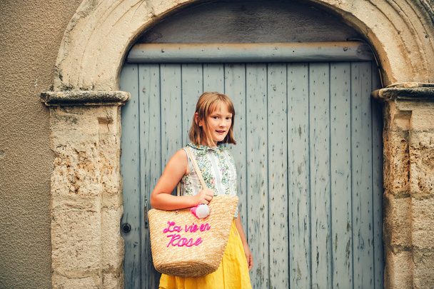 Lief klein meisje geniet van de zomervakantie in de Provence. Foto genomen in Valensole, departement Alpes-de-Haute-Provence, Frankrijk - Foto, afbeelding