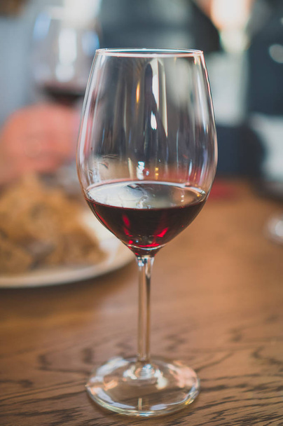 Un verre de vin rouge est sur la table. Dégustation de vin
. - Photo, image