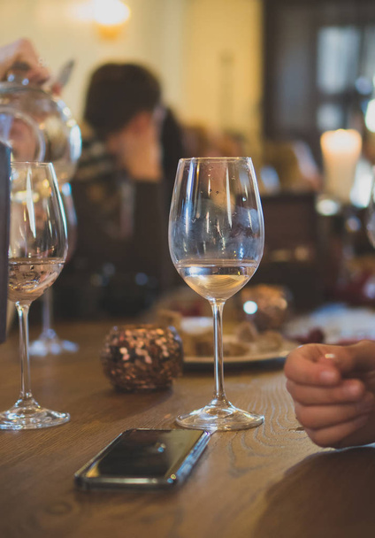 Bicchiere di vino bianco sul tavolo. Festa al bar
. - Foto, immagini