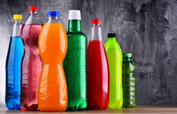 Garrafas plásticas de refrigerantes carbonatados variados em variedade de cores
 - Foto, Imagem