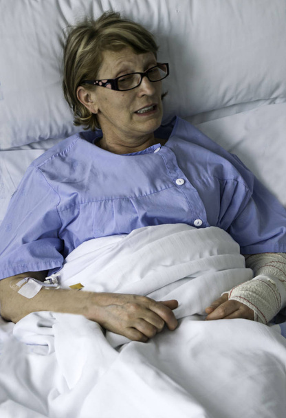 Femme lit hôpital
 - Photo, image