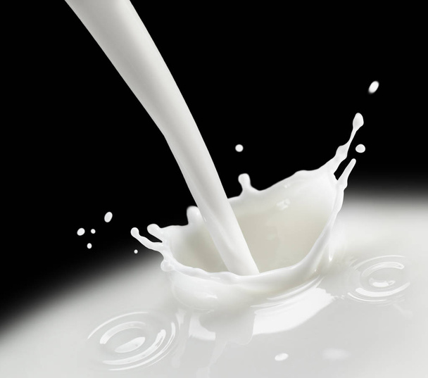 ein Spritzer Milch auf schwarz - Foto, Bild