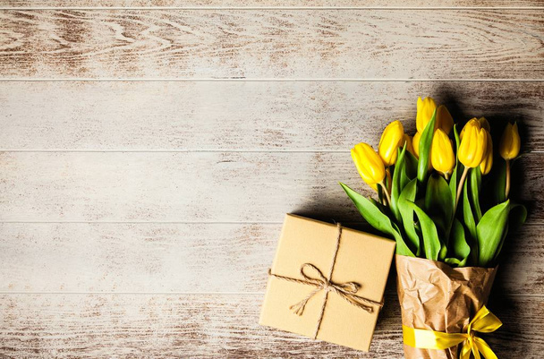 Желтые тюльпаны на деревянном фоне
 - Фото, изображение