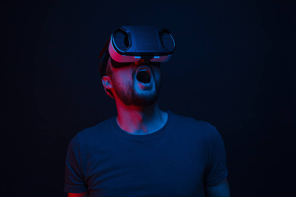 Amused man wearing VR glasses - Photo, Image