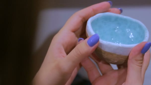Mujer profesional alfarero examinando taza de cerámica en taller de cerámica
 - Metraje, vídeo