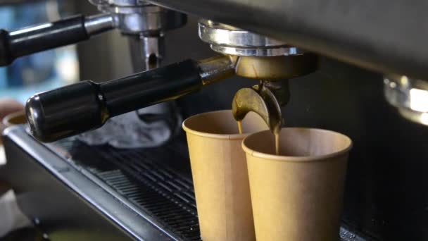 Parzenia kawy tekturowe jednorazowe kubki - Materiał filmowy, wideo