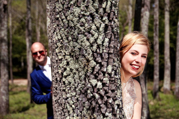 glückliches Hochzeitspaar im Wald - Foto, Bild