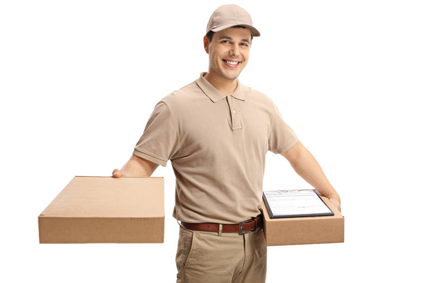 Entrega hombre dando un paquete aislado sobre fondo blanco
 - Foto, imagen
