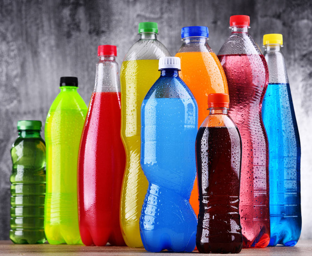 Μπουκαλάκια πλαστικά από διάφορα ανθρακούχα αναψυκτικά σε ποικιλία χρωμάτων - Φωτογραφία, εικόνα