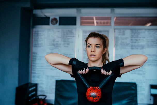 Belle formation femme avec la kettlebell à la salle de gym
 - Photo, image