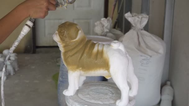 Kobieta dłoń w rękawicy farba Mops pies statua szczegóły przez Aerograf  - Materiał filmowy, wideo