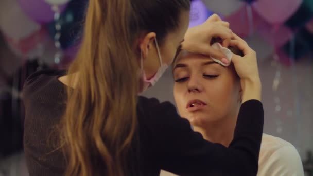 Eyebrows correction in the beauty salon. - Felvétel, videó