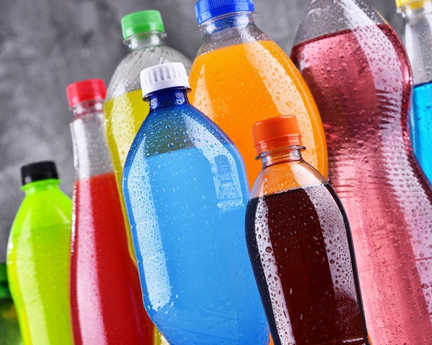 Garrafas plásticas de refrigerantes gaseificados variados
 - Foto, Imagem