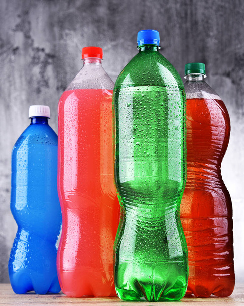 Műanyag palack válogatott szénsavas üdítők - Fotó, kép
