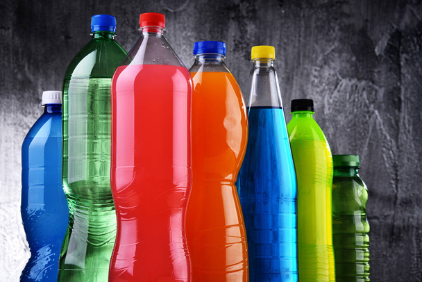 Plastové lahve různé sycených nealkoholických nápojů - Fotografie, Obrázek
